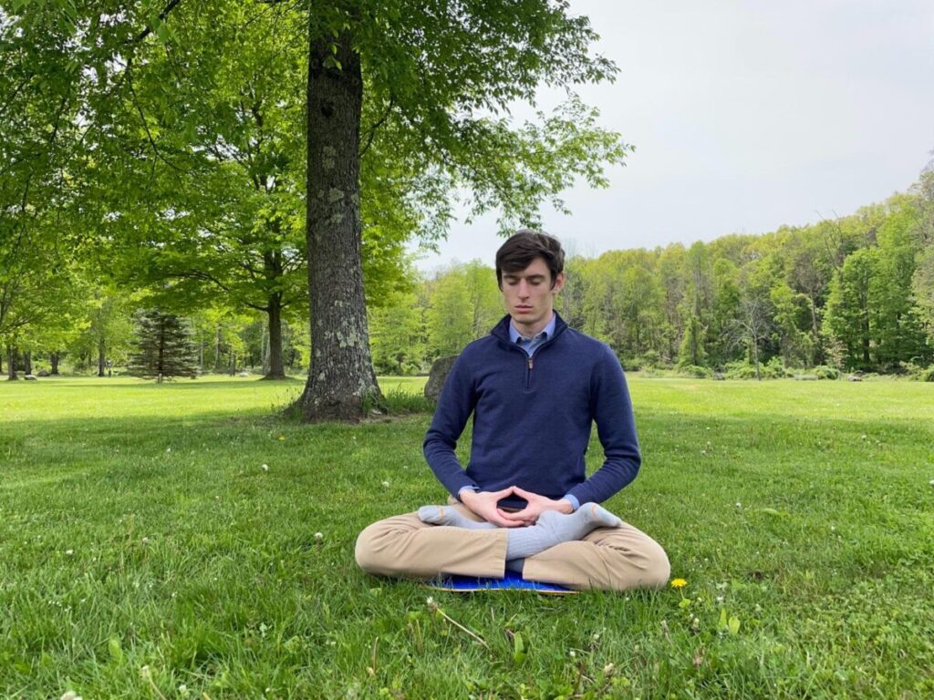 Nick Haley medita in un parco a nord di New York, il 13 maggio 2023. (Per gentile concessione di Nick Haley)