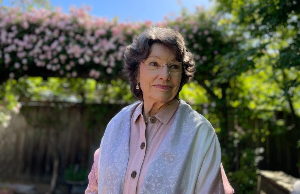 Linda Campbell nel giardino di casa a Sonoma County, California, il 12 maggio 2023. (Per gentile concessione di Linda Campbell)