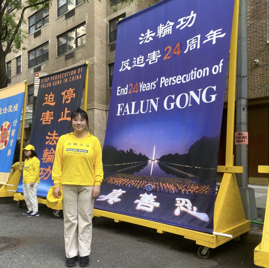 La praticante della Falun Dafa Yu Haoxin prima di una parata per la Giornata Mondiale della Falun Dafa a New York, il 12 maggio 2023. (Per gentile concessione di Yu Haoxin)