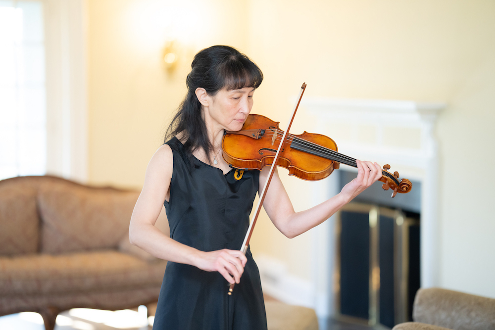 La violinista Li Fan sostiene che l'accordatura non è semplicemente una questione di gusto, ma dipende anche dal ritmo della società. (Dai Bing/The Epoch Times)