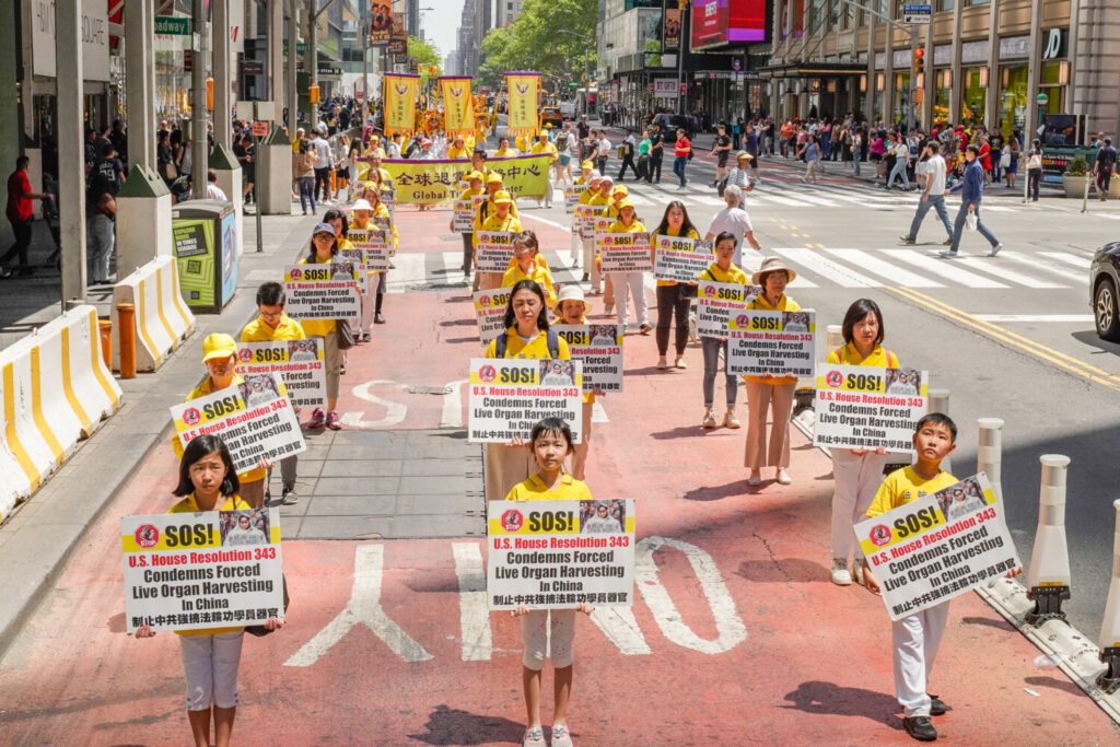 Praticanti del Falun Gong marciano a Manhattan per celebrare la Giornata Mondiale della Falun Dafa, a New York, il 12 maggio 2023. (Larry Dye/The Epoch Times)