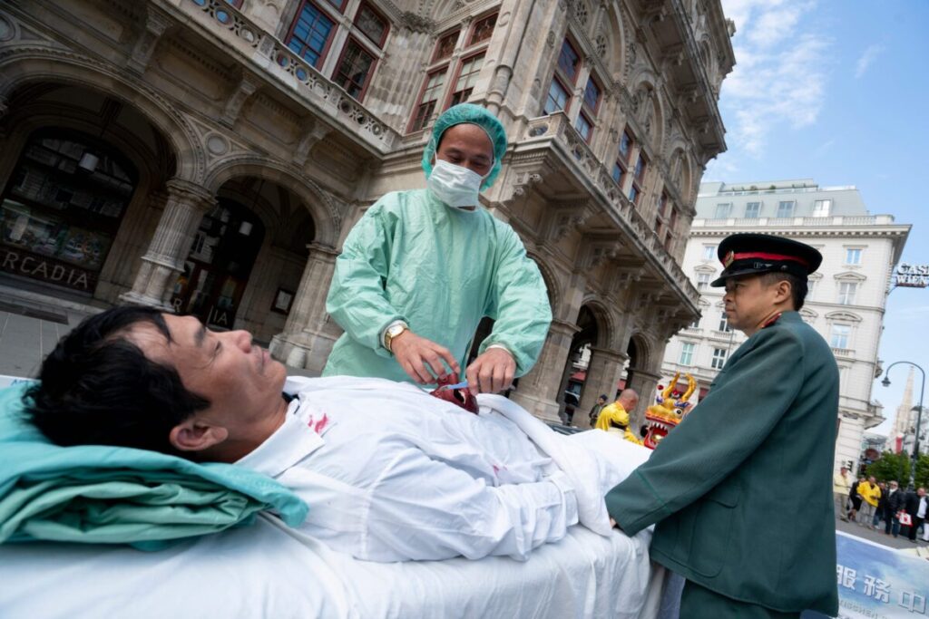 Aderenti del Falun Gong ricostruiscono il prelievo forzato di organi di prigionieri di coscienza da parte del regime cinese durante una protesta a Vienna, in Austria, il 1° ottobre 2018. (Joe Klamar/AFP via Getty Images)