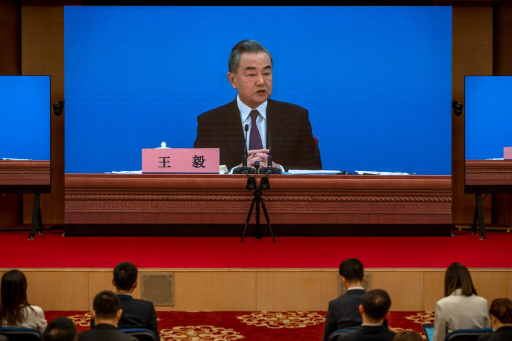 Il ministro degli esteri cinese Wang Yi è visto su grandi schermi mentre tiene una conferenza stampa presso il Media Center di Pechino il 7 marzo 2022. (Andrea Verdelli/Getty Images)