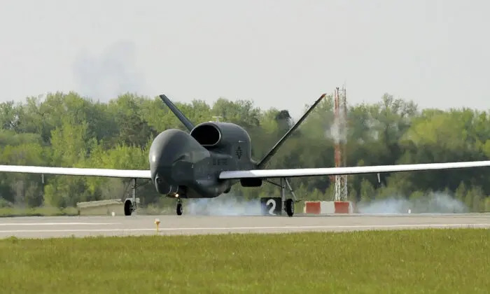 Un drone RQ-4 Global Hawk atterra alla base aerea di Grand Forks, nel Nord Dakota. (Johnny Saldivar/Wikimedia Commons)