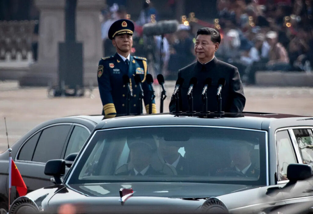 Il leader cinese Xi Jinping durante una parata per celebrare il 70° anniversario della fondazione della Repubblica Popolare Cinese nel 1949, a Pechino il 1° ottobre 2019. (Kevin Frayer/Getty Images)