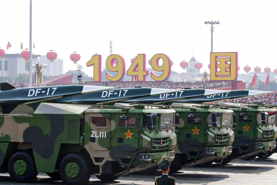 Veicoli militari che trasportano missili ipersonici DF-17 passano davanti a Piazza Tienanmen durante una parata militare a Pechino il 1° ottobre 2019. (Jason Lee/Reuters)