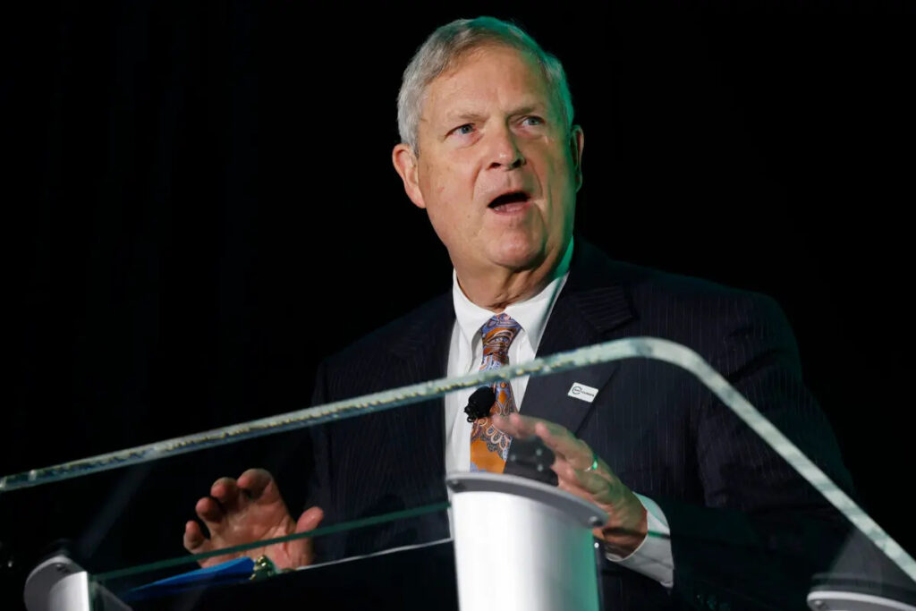 Il Segretario all'Agricoltura Tom Vilsack interviene alla sessione di apertura dell'Agriculture Innovation Mission (AIM) for Climate Summit presso il Jw Marriott di Washington l'8 maggio 2023. (Chip Somodevilla/Getty Images)