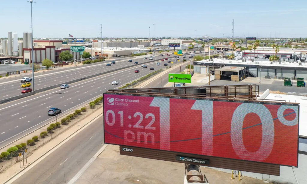 Un cartellone pubblicitario indica la temperatura prevista di 115 gradi Fahrenheit a Phoenix, in Arizona, il 16 luglio 2023. (Brandon Bell/Getty Images)