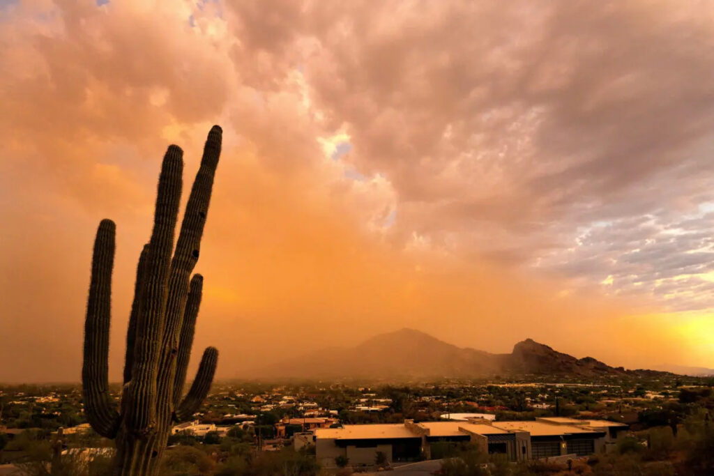La prima tempesta di polvere della stagione dei monsoni si abbatte su Camelback Mountain, nel sobborgo di Paradise Valley a Phoenix, il 17 luglio 2023. (Rob Schumacher/USA Today Network via Reuters)