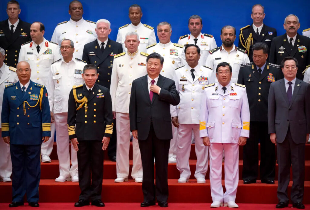 Il leader cinese Xi Jinping (davanti al centro) e ufficiali navali cinesi e stranieri posano per una foto di gruppo durante un evento per commemorare il 70° anniversario della Marina dell'Esercito Popolare di Liberazione (Pla) cinese a Qingdao, nella provincia cinese dello Shandong, il 23 aprile 2019. (SCHIEFELBEIN/AFP via Getty Images)