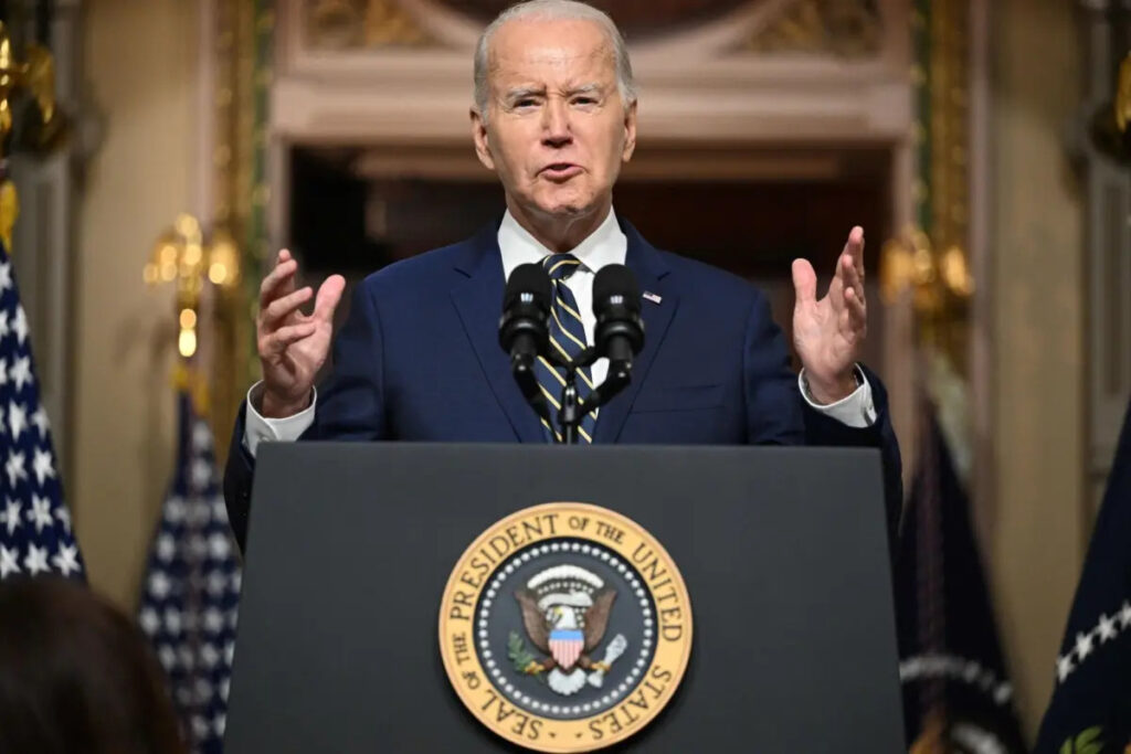 Il presidente degli Stati Uniti Joe Biden parla nell'Eisenhower Executive Office Building, adiacente alla Casa Bianca a Washington il 25 luglio 2023. (Mandel Ngan/AFP via Getty Images)