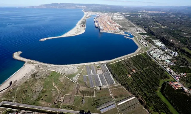 Il più grande porto container italiano, Gioia Tauro, nella regione meridionale della Calabria, 8 novembre 2012. (Alessandro Bianchi/Reuters)