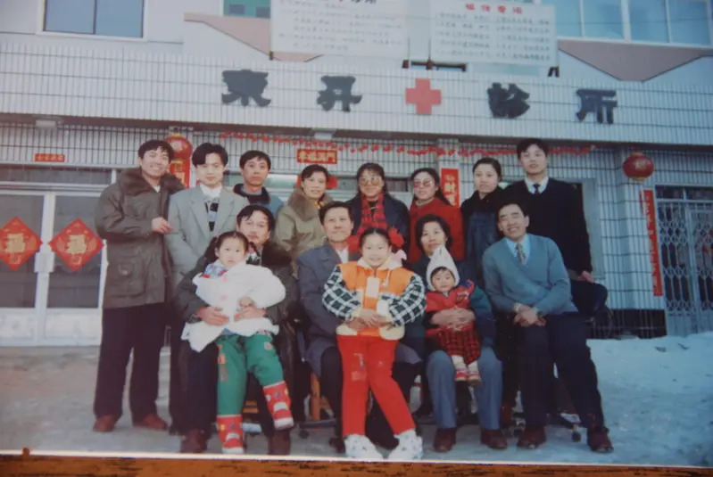 Zheng Zhi (secondo da sinistra) con la sua famiglia in una foto non datata davanti alle cliniche Dongsheng, di proprietà della famiglia, nella provincia di Liaoning, in Cina. (Per gentile concessione di Zheng Zhi)