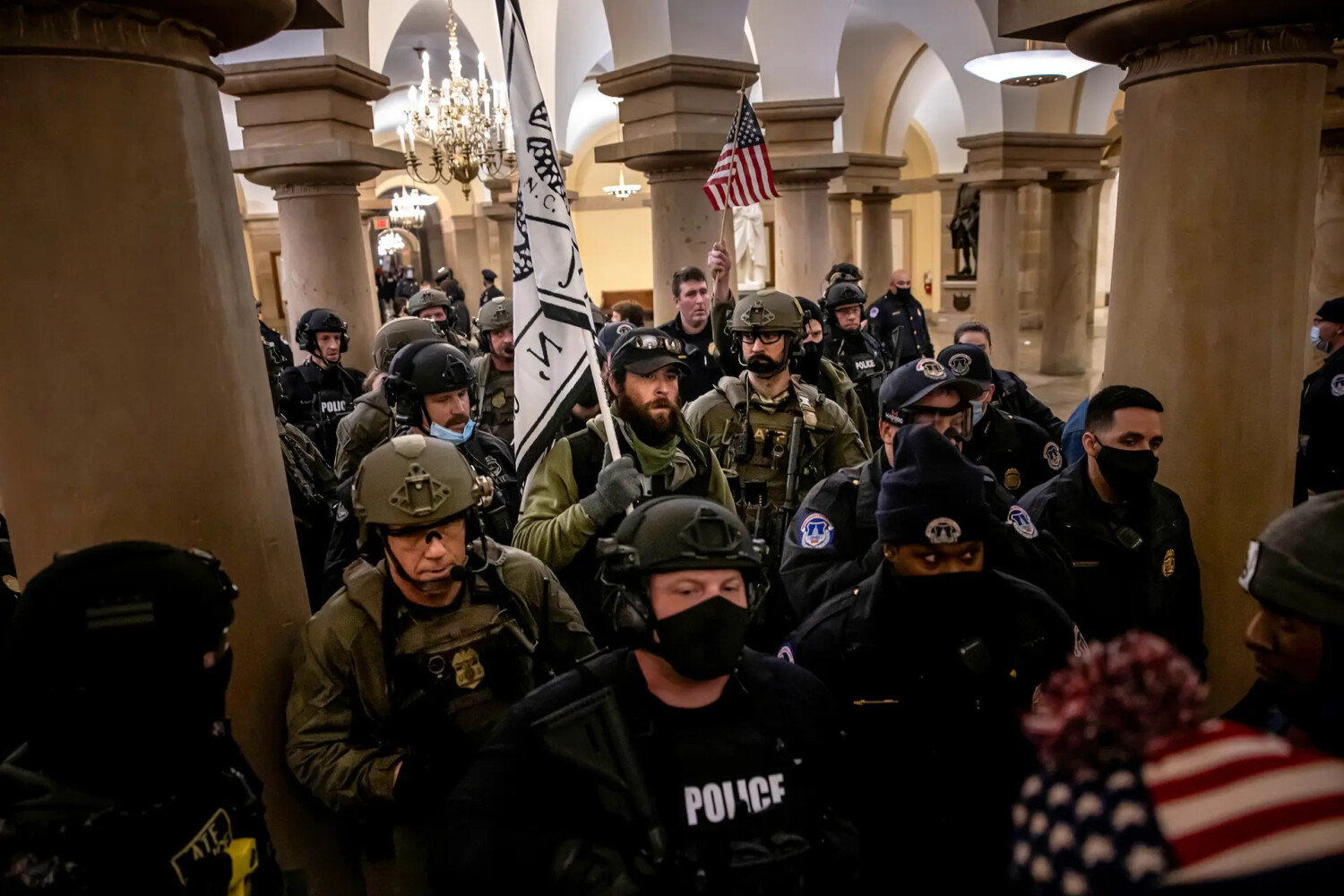 Le forze dell'ordine dell'Fbi e dell'Atf evacuano i manifestanti dall'interno del Campidoglio degli Stati Uniti a Washington, il 6 gennaio 2021. (Brent Stirton/Getty Images)