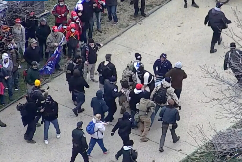 I soccorritori trasportano Benjamin Philips su una barella di fortuna verso un'ambulanza al Campidoglio degli Stati Uniti il 6 gennaio 2021. (Polizia del Campidoglio/Schermata via The Epoch Times)