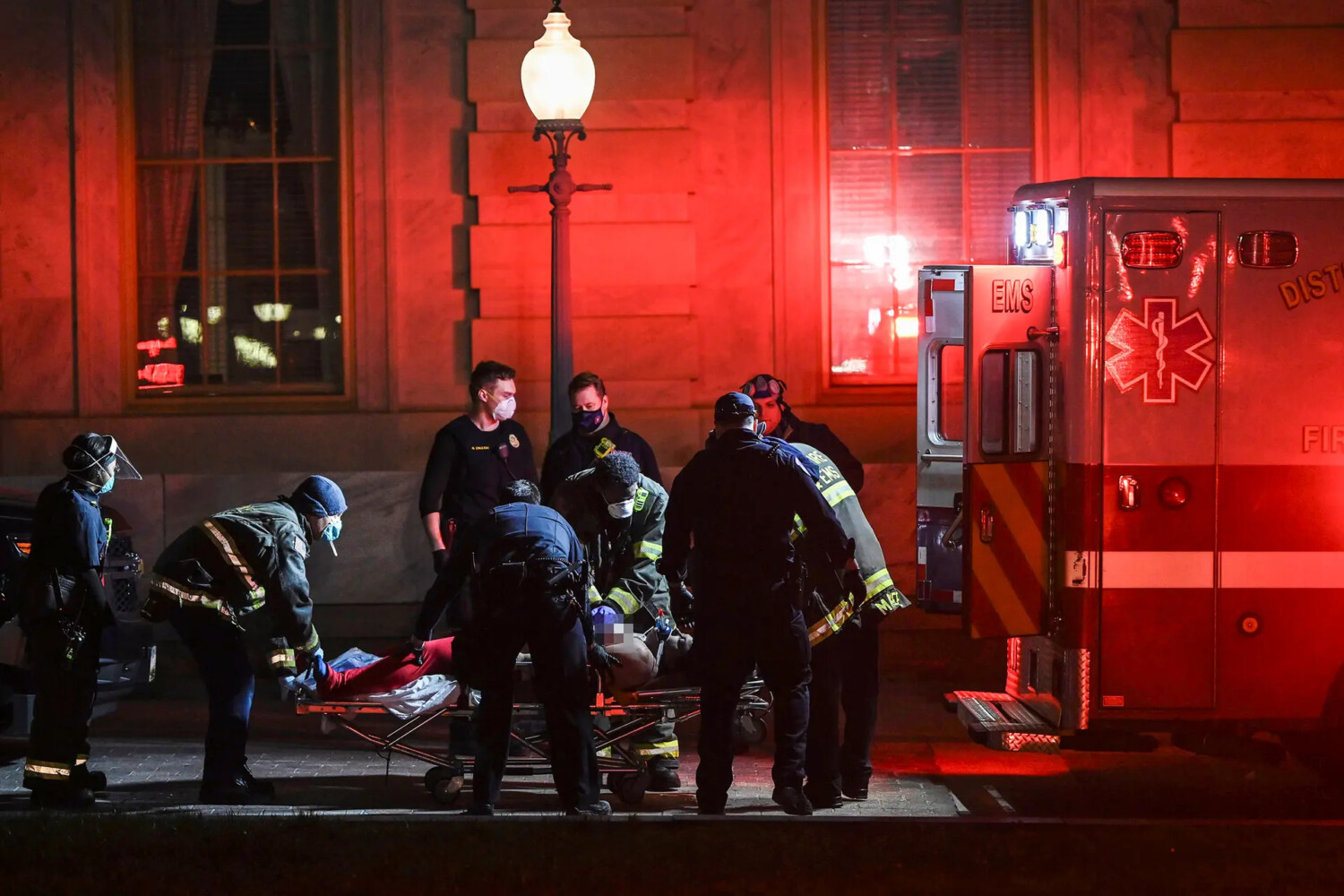 Paramedici eseguono la rianimazione cardiopolmonare su Rosanne Boyland prima che veniva messa in ambulanza, a Washington, il 6 gennaio 2021. (ANDREW CABALLERO-REYNOLDS/AFP via Getty Images)