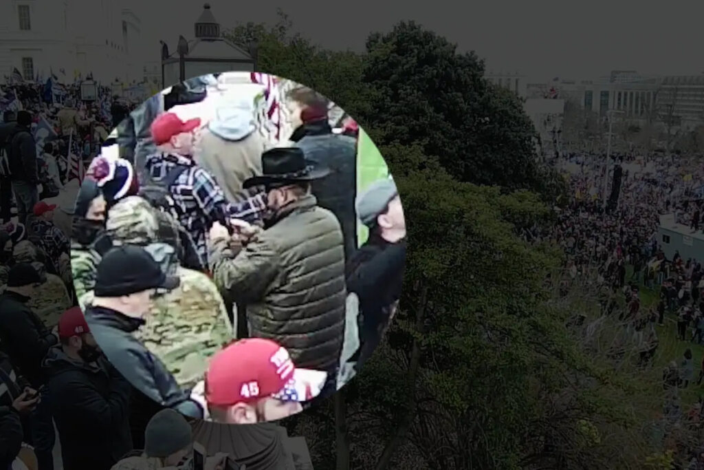 Il fondatore degli Oath Keepers Elmer Stewart Rhodes III tenta una telefonata sulla terrazza superiore del Campidoglio degli Stati Uniti a Washington il 6 gennaio 2021. (U.S. Capitol Police/Schermata via The Epoch Times)