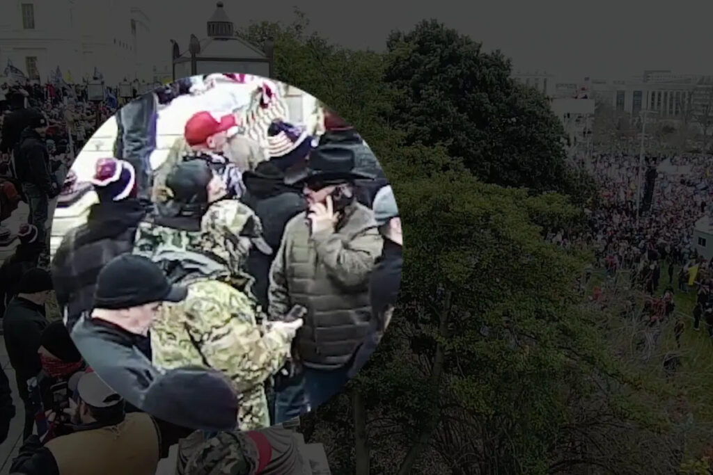 Il fondatore degli Oath Keepers Elmer Stewart Rhodes III tenta una telefonata sulla terrazza superiore del Campidoglio degli Stati Uniti a Washington il 6 gennaio 2021. (U.S. Capitol Police/Schermata via The Epoch Times)