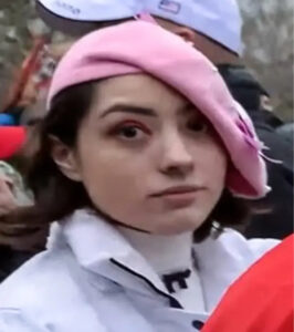Una donna allora nota solo come "Pink Beret" ha diretto e attirato persone nel Campidoglio degli Stati Uniti il 6 gennaio 2021, sostiene un avvocato della difesa. (Tribunale distrettuale degli Stati Uniti - Open Source Video/Schermata via The Epoch Times)