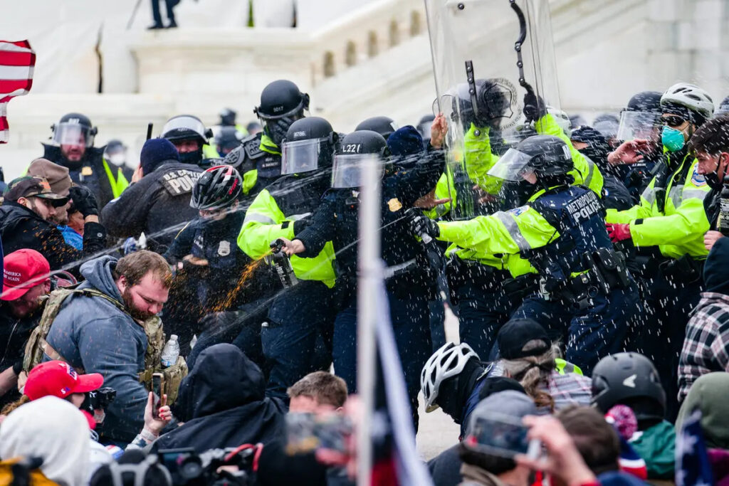 Spray al peperoncino durante uno scontro tra manifestanti e agenti di polizia al Campidoglio degli Stati Uniti a Washington il 6 gennaio 2021. (Leo Shi/The Epoch Times)