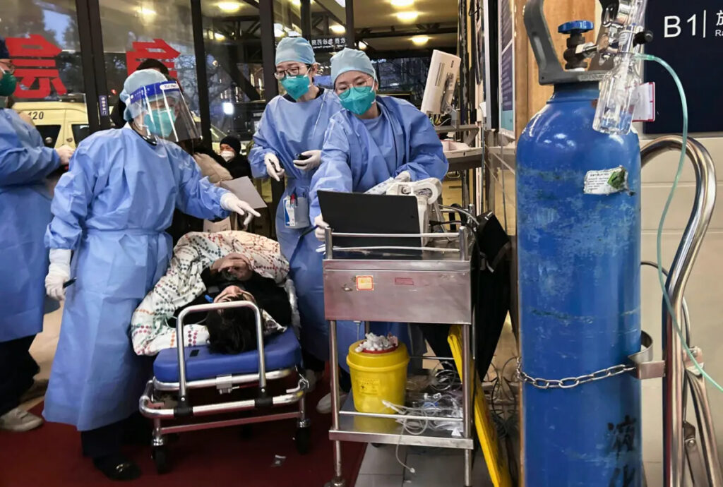 Operatori sanitari assistono un paziente affetto da Covid a Shanghai il 14 gennaio 2023. Nelle ultime settimane la Cina ha visto una nuova ondata del virus. (Kevin Frayer/Getty Images)