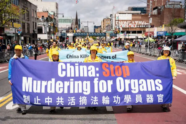 Praticanti del Falun Gong partecipano a una parata per chiedere la fine della persecuzione della loro fede da parte del Partito Comunista Cinese nel quartiere di Flushing, nel Queens, a New York, il 23 aprile 2023. (Chung I Ho/The Epoch Times)