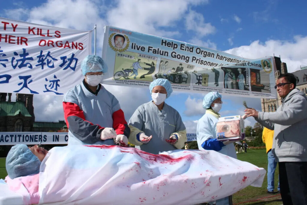 Questa foto di archivio mostra una rievocazione del prelievo forzato di organi in Cina sugli aderenti al Falun Gong durante una manifestazione a Ottawa, in Canada, nel 2008. (The Epoch Times)