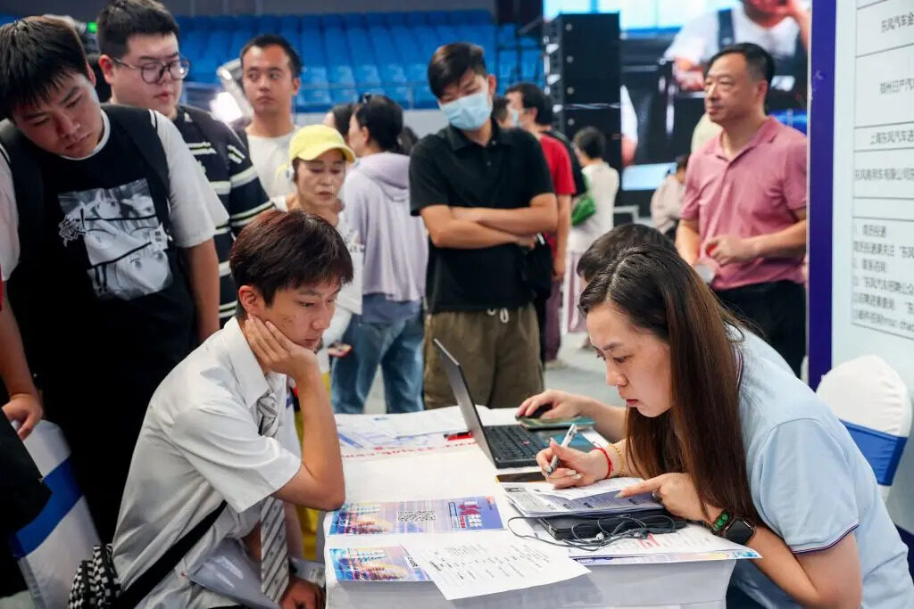 Laureati partecipano a una fiera del lavoro a Wuhan, nella provincia centrale cinese di Hubei, il 10 agosto 2023. (TR/Afp via Getty Images)