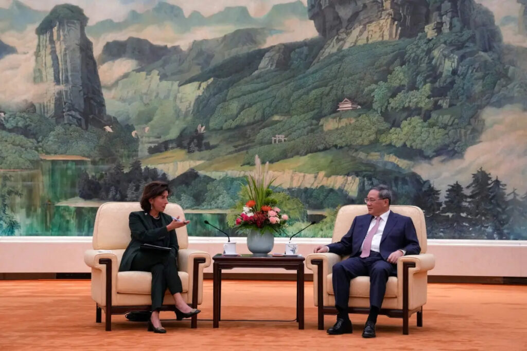 Il premier cinese Li Qiang (destra) parla con la segretaria al Commercio degli Stati Uniti Gina Raimondo durante il loro incontro a Pechino il 29 agosto 2023. (Andy Wong/Pool/Afp via Getty Images)