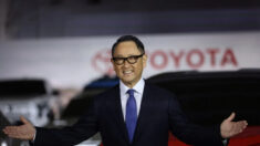 Il presidente di Toyota, scettico sui veicoli elettrici, afferma che la gente sta «finalmente» capendo