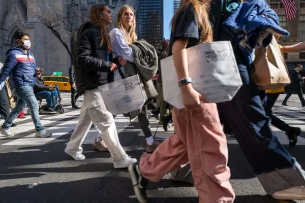 Persone camminano lungo la 5th Avenue a Manhattan, una delle principali vie dello shopping, a New York City, il 15 febbraio 2023. (Spencer Platt/Getty Images)