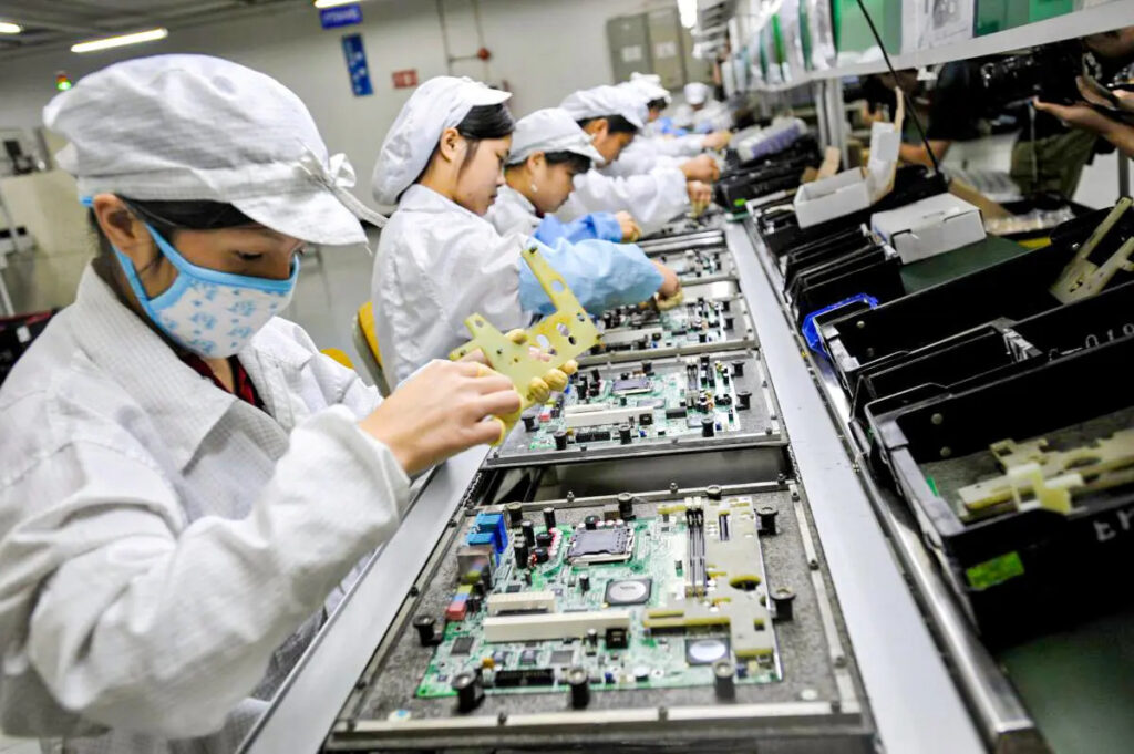 Operai cinesi assemblano componenti elettronici nella fabbrica del gigante tecnologico taiwanese Foxconn nella città di Shenzhen, provincia di Guangdong, Cina, il 26 maggio 2010. (Afp/Getty Images)
