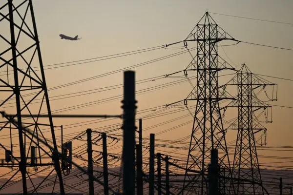 Un aereo decolla dall'aeroporto internazionale di Los Angeles dietro le linee elettriche di El Segundo, in California, il 31 agosto 2022. (Patrick T. Fallon/Afp via Getty Images)