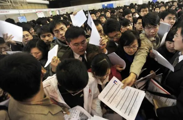 Nel 2023, la pressione occupazionale sugli studenti universitari cinesi è senza precedenti. Nella foto, studenti di Wuhan in cerca di lavoro nel 2009. (Str/Afp/Getty Images)