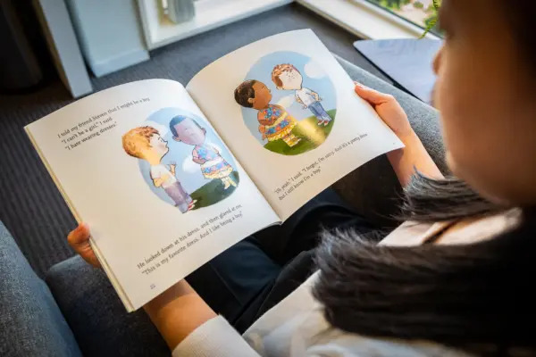 Libri per bambini che affermano i transgender a Irvine, in California, il 30 agosto 2022. (John Fredricks/The Epoch Times)