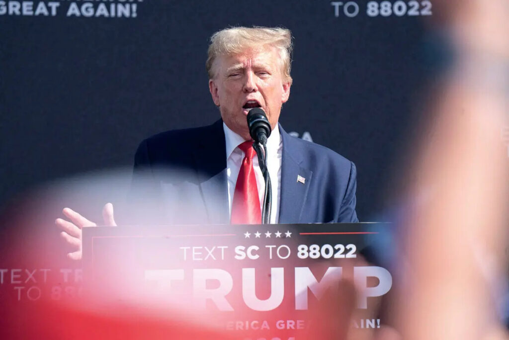 L'ex presidente Donald Trump si rivolge al pubblico durante un evento elettorale a Summerville, Carolina del Sud, il 25 settembre 2023. (Sean Rayford/Getty Images)