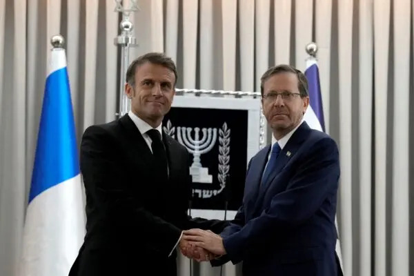 Il presidente francese Emmanuel Macron, a sinistra, stringe la mano al presidente israeliano Isaac Herzog a Gerusalemme, il 24 ottobre 2023. (Christophe Ena/Pool via Reuters)