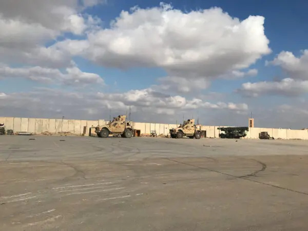 Veicoli militari di soldati statunitensi sono visibili presso la base aerea di al-Asad nella provincia di Anbar, in Iraq, il 13 gennaio 2020. (John Davison/Reuters)