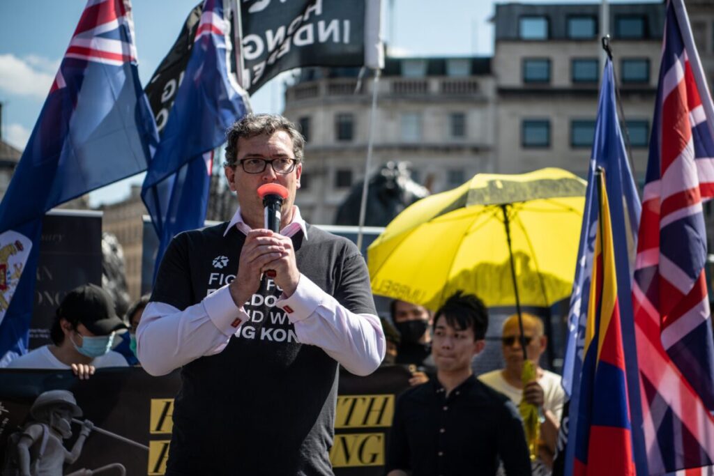 L'attivista Benedict Rogers parla durante una manifestazione per la democrazia a Hong Kong a Trafalgar Square, Londra, Inghilterra, il 12 giugno 2021. (Laurel Chor/Getty Images)