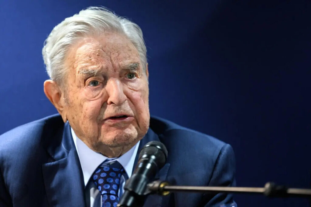 George Soros risponde alle domande dopo aver tenuto un discorso ai margini dell'incontro annuale del World Economic Forum (Wef) a Davos il 24 maggio 2022. (Fabrice Coffrini/Afp via Getty Images)