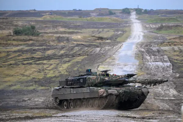 Un carro armato principale Leopard 2 A6 ad Augustdorf, in Germania, il 1° febbraio 2023. La Germania fornirà alle forze armate ucraine carri armati Leopard 2 e ha iniziato a formare gli equipaggi dei carri armati ucraini. (Sascha Schuermann/Getty Images)