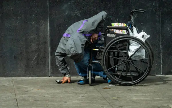 Un senzatetto siede svenuto a San Francisco il 23 febbraio 2023. (John Fredricks/The Epoch Times)