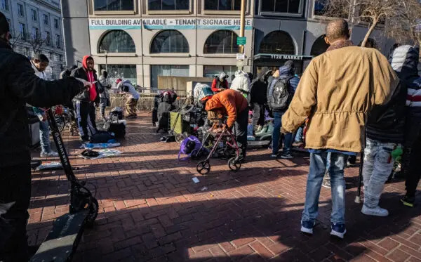 Senzatetto si riuniscono vicino a spacciatori di droga nel quartiere Tenderloin di San Francisco il 22 febbraio 2023. (John Fredricks/The Epoch Times)