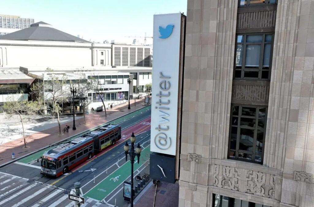 Un'insegna aziendale modificata è affissa all'esterno della sede di Twitter a San Francisco, in California, il 10 aprile 2023. (Justin Sullivan/Getty Images)