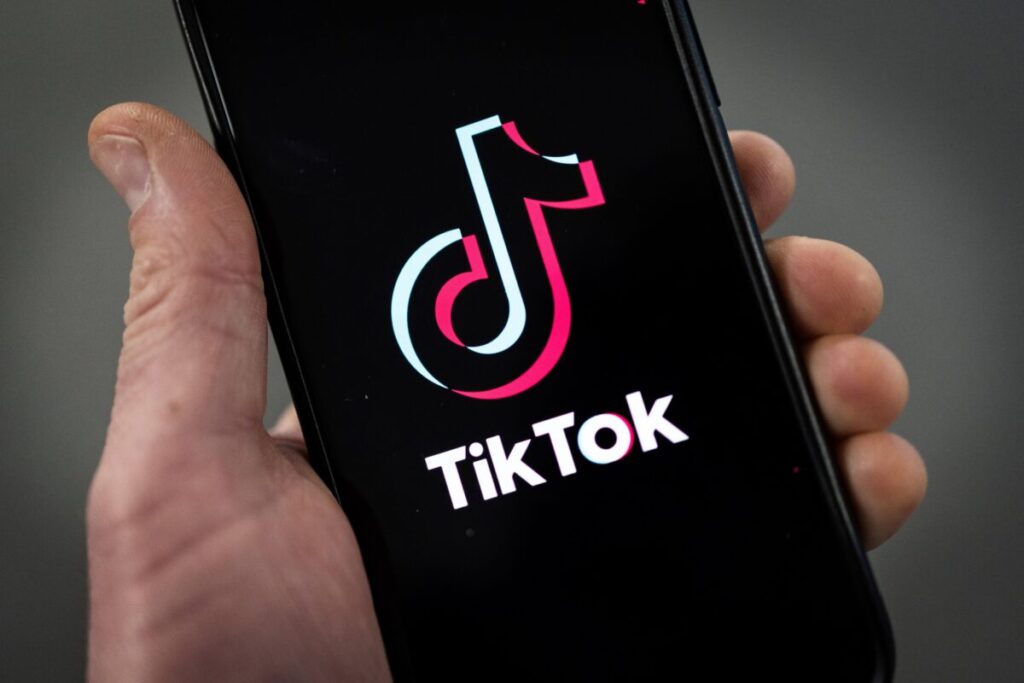 Il logo di TikTok su un iPhone a Londra il 28 febbraio 2023. (Dan Kitwood/Getty Images)