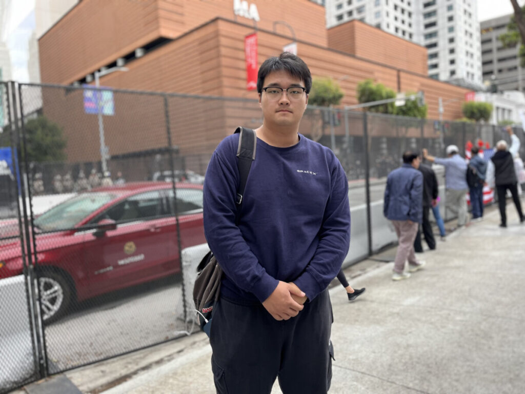 L'attivista Yu Dawei in piedi vicino all'hotel St. Regis di San Francisco il 15 novembre 2023. (Eva Fu/The Epoch Times)