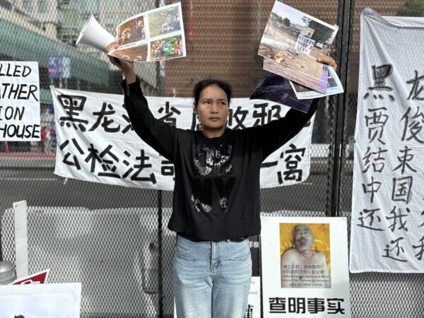Jia Junwei, manifestante cinese della provincia settentrionale di Heilongjiang, organizza una protesta davanti all'hotel St. Regis di San Francisco il 14 novembre 2023. (Eva Fu/The Epoch Times)