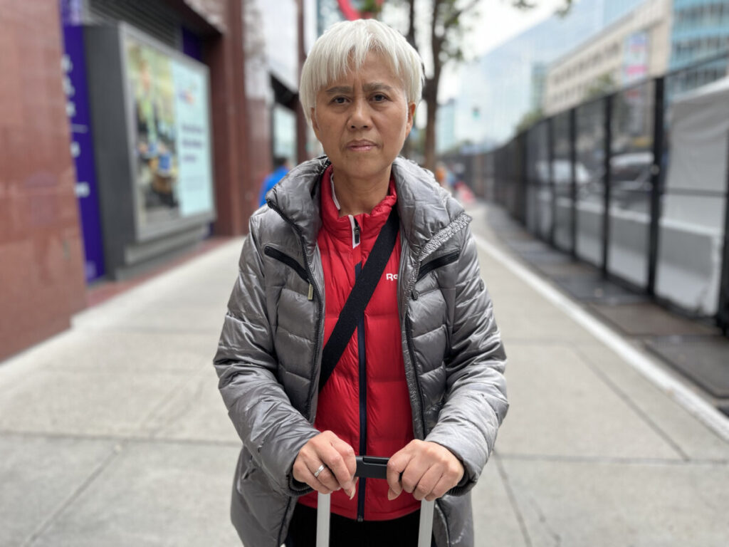 L'attivista per i diritti umani Ge Kaiying in piedi vicino al Moscone Center di San Francisco il 15 novembre 2023. (Eva Fu/The Epoch Times)