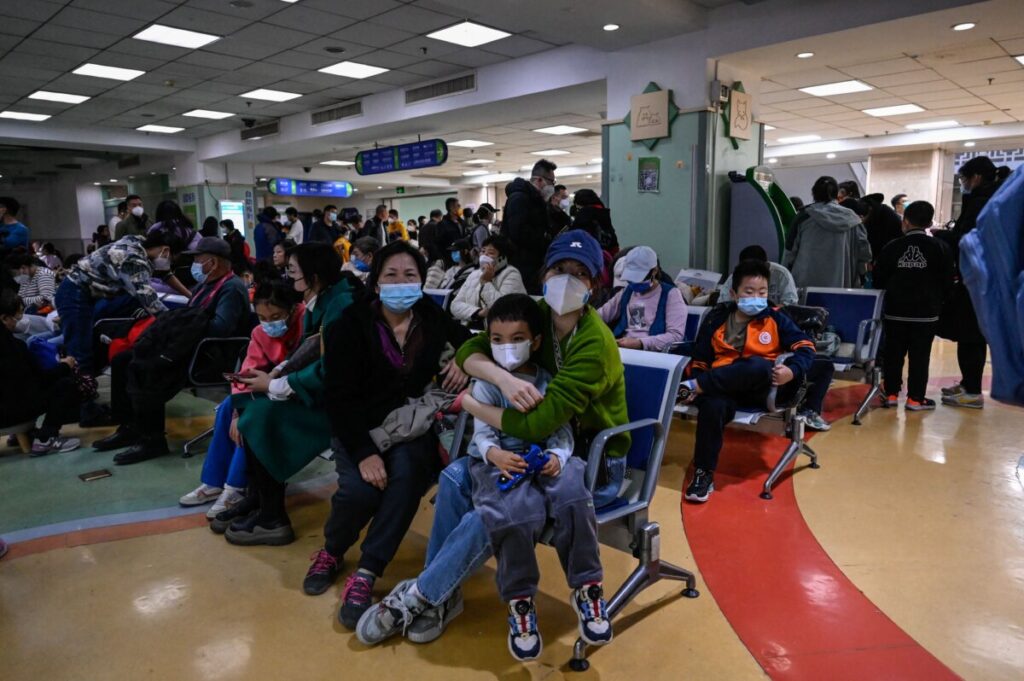 Bambini e genitori aspettano in un'area ambulatoriale di un ospedale pediatrico di Pechino il 23 novembre 2023. (Jade Gao/Afp via Getty Images)