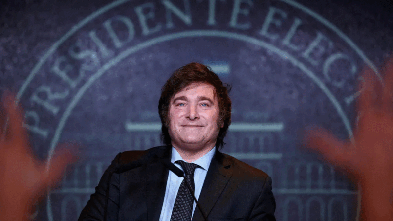 Il presidente eletto argentino Javier Milei si rivolge ai sostenitori dopo aver vinto il ballottaggio presidenziale in Argentina, a Buenos Aires, Argentina, il 19 novembre 2023. (Agustin Marcarian/Reuters)